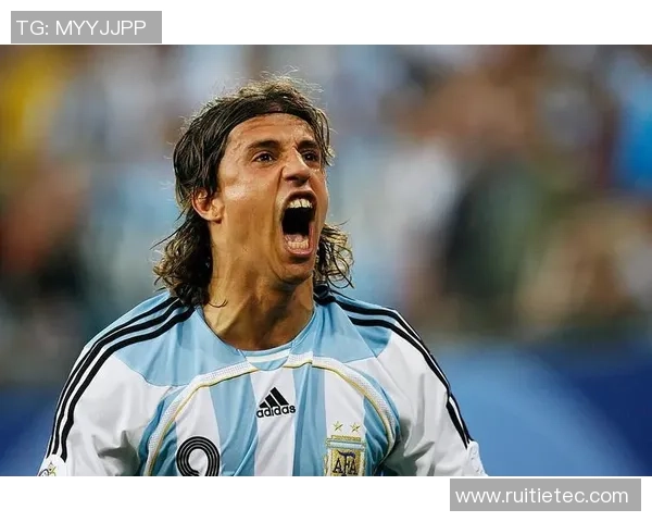 哪个足球明星在场上跳跃能力最强引发球迷热议